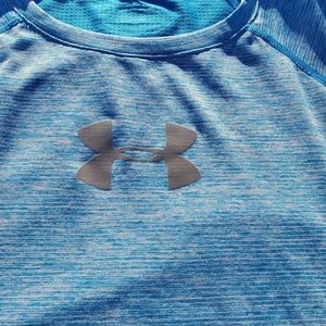 Under Armour t shirt size women medium